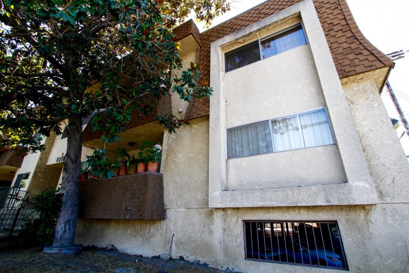 The building at 6255 Woodlan Ave