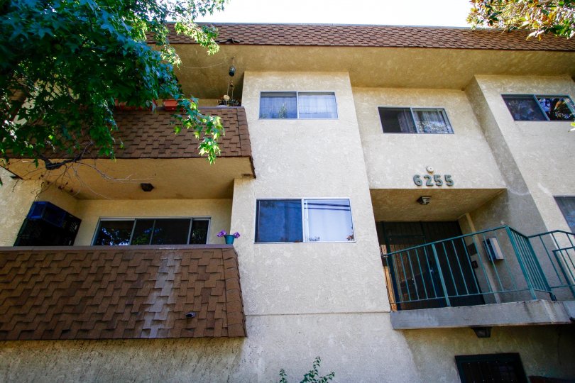 The balconies at 6255 Woodlan Ave