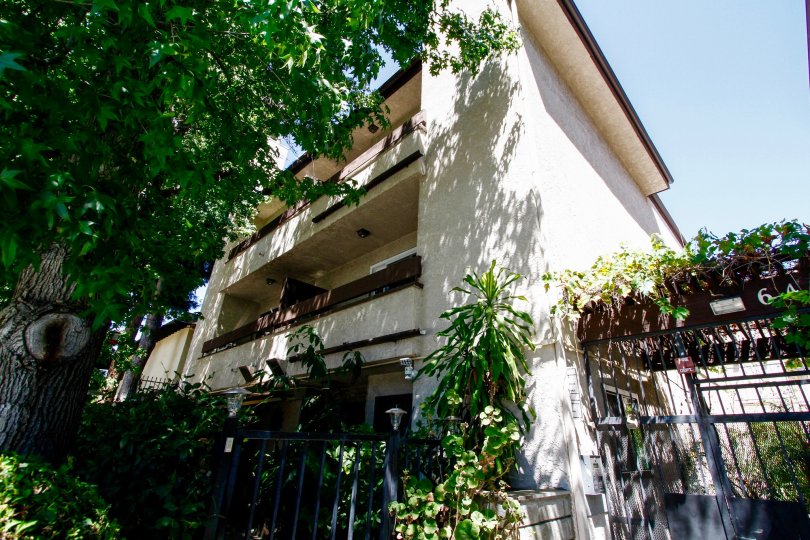The balconies at 6420 Hazeltine Ave