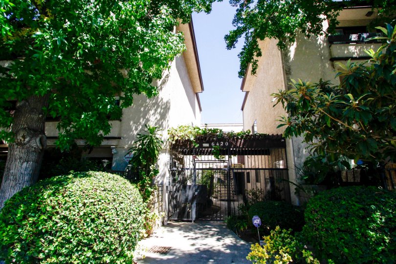 The entrance at 6420 Hazeltine Ave in Van Nuys