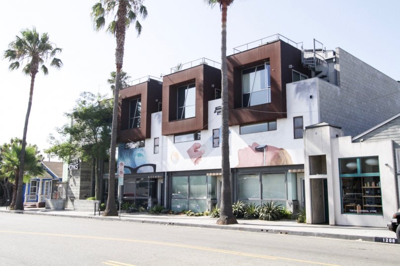 The building as 1212 Abbot Kinney in Venice