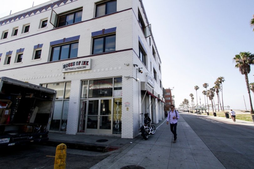 The sidewalk around Venice Beach Art Lofts