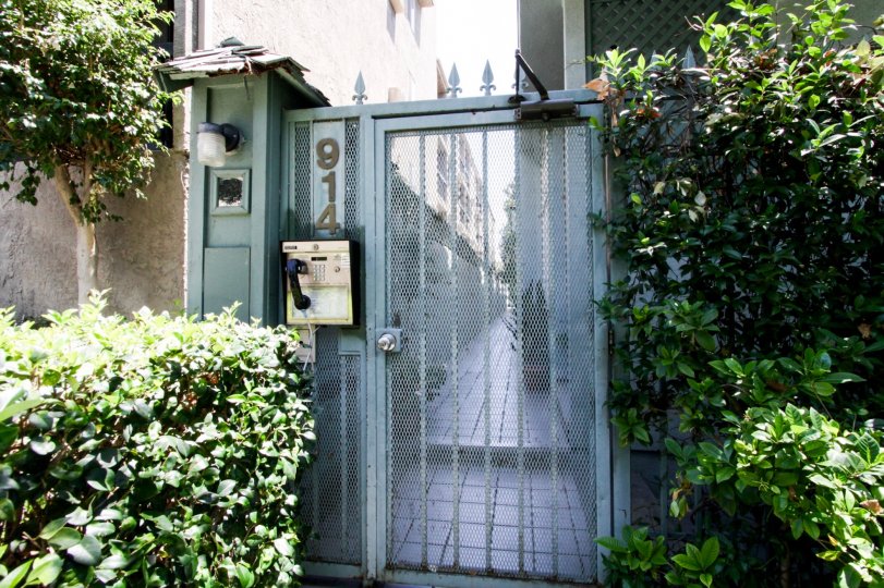 The entrance at 914 Kings in West Hollywood