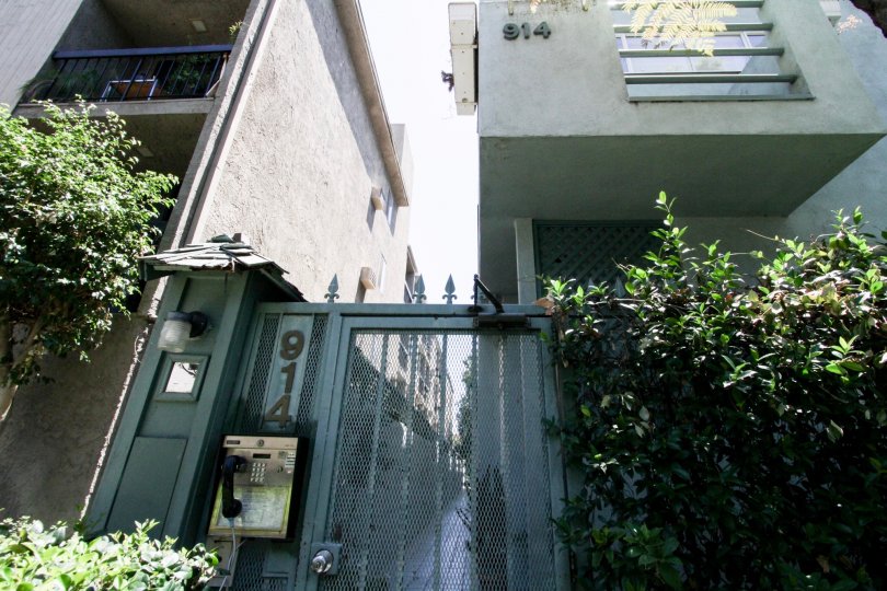 The address of 914 Kings written at the entrance