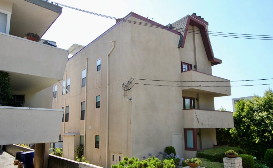 Huge walls and super scenery of Ozeta Terrace apartments, West Hollywood, California