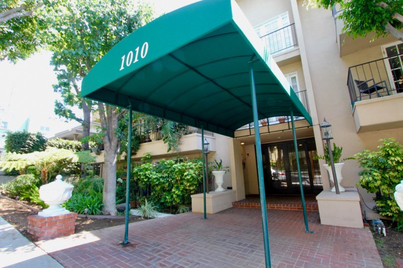 1010 Palm Hancock, well made pathway and super cool green surrounding, West Hollywood, California