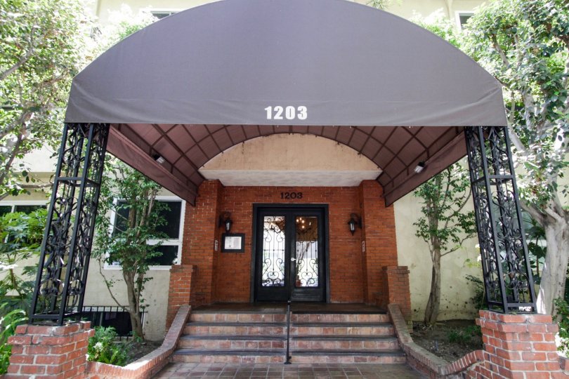 The entrance into Villa Las Brisas in West Hollywood
