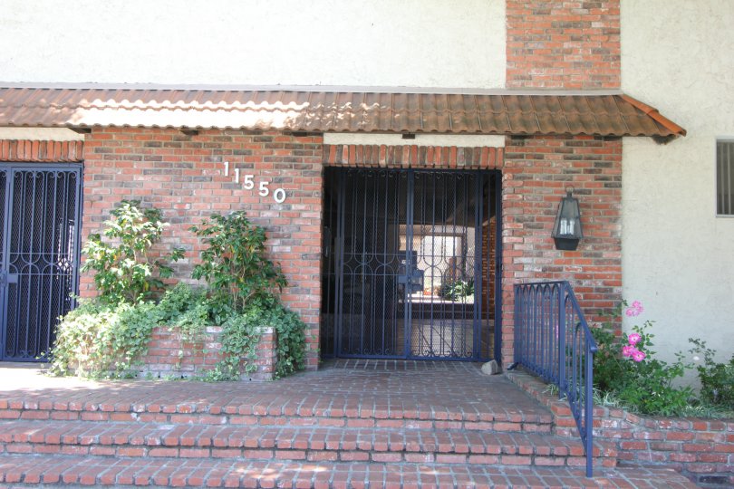 frontd door of a house in the 11550 Nebraska with plants