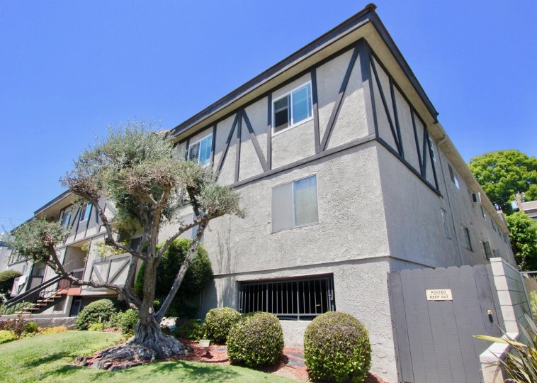 A well-maintained building at 1914 Corinth in the city of West LA, California