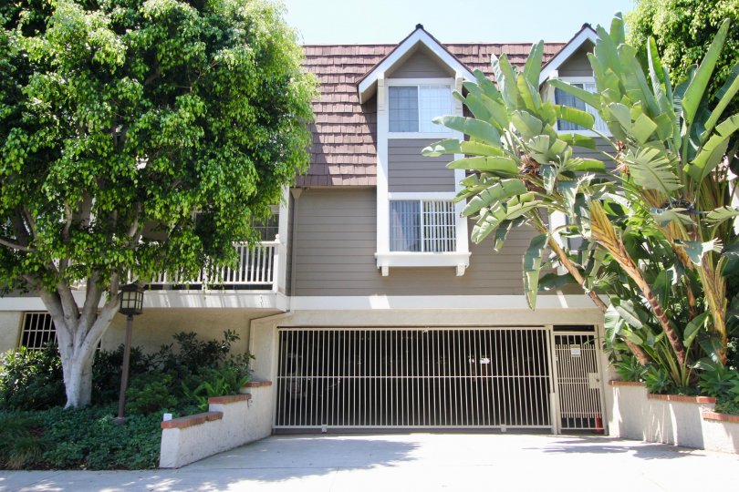 Simple and elegant house with tiled roof amid a rich greenery in Barry Avenue Vistas neighborhood