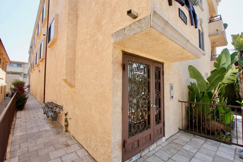 a beautiful home in west la city at california with beautiful architecture