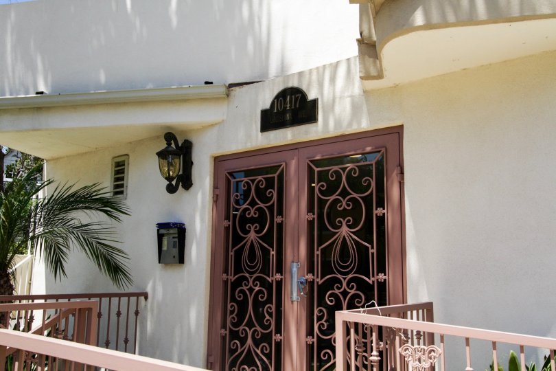 The entrance into Louisiana Heights in West LA