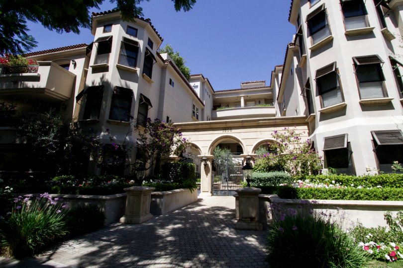 The walkway through 1658 Camden