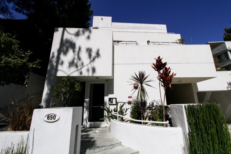 The entrance into 650 Kelton