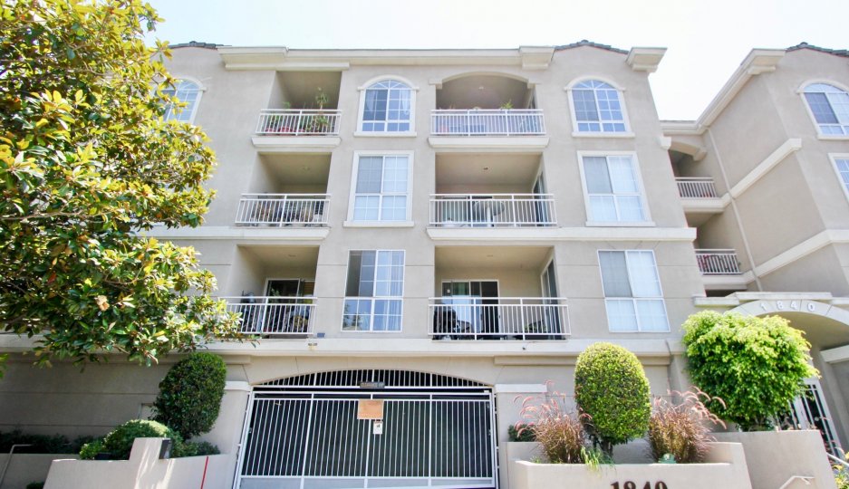 Beautiful building front view in Community Beverly Landmark I
