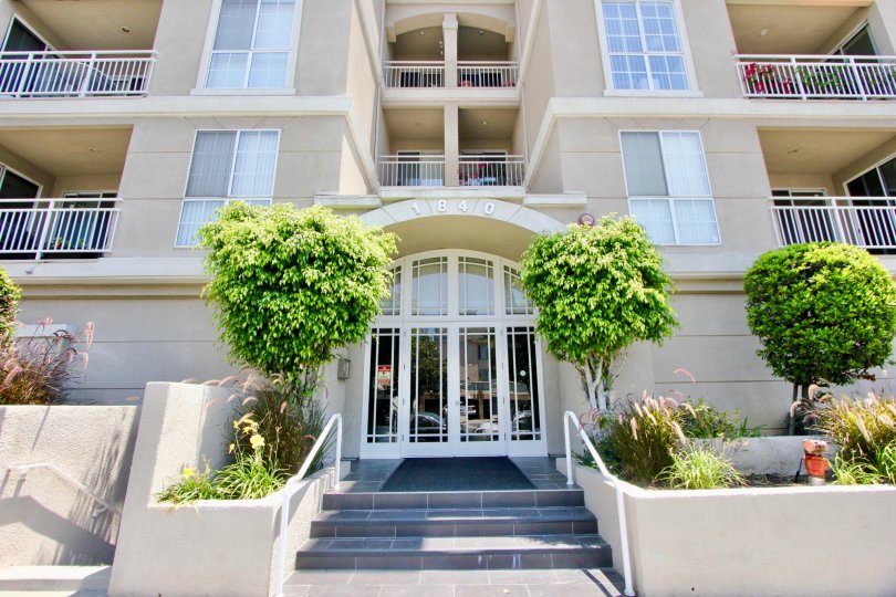 A APARTMENT IS BEVERLY LANDMARK I IT IS VERY NICE AND WONDERFUL IN FRONT OF TREES IS BEAUTIFUL