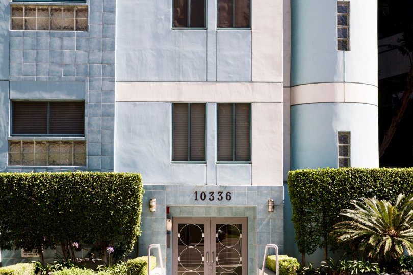 The entrance into the Wilshire Lencrest in Westwood