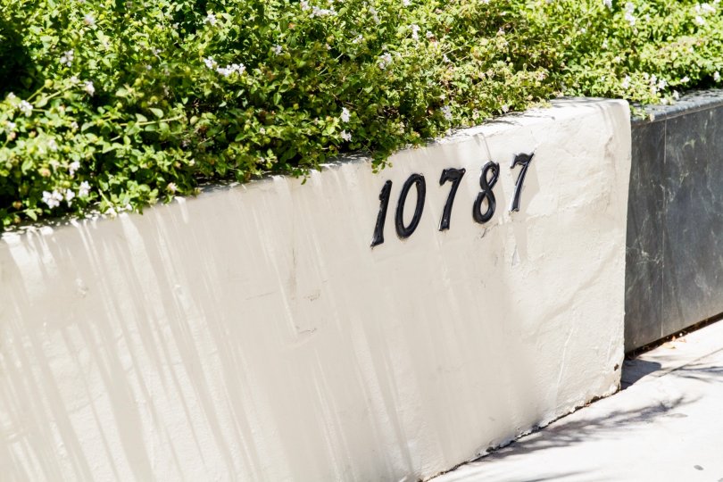 The entrance into the Wilshire Lencrest in Westwood
