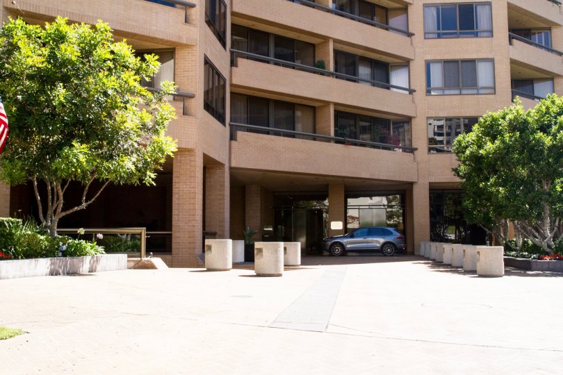 The entryway into the Wilshire Lencrest