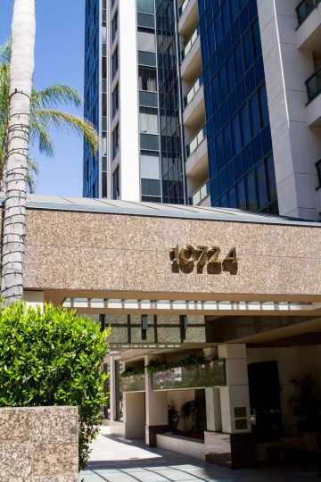 The entryway into the Wilshire Lencrest