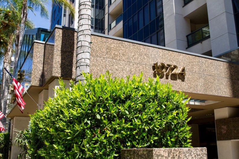 The name of the Wilshire Lencrest on the building