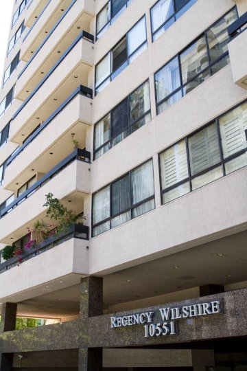 The entryway into the Wilshire Lencrest