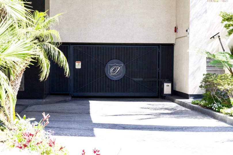 The entryway into the Wilshire Lencrest