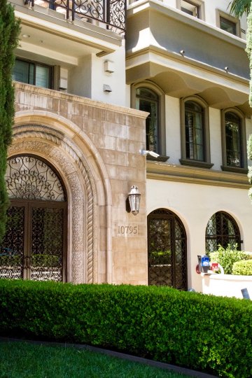 The parking for those at the Wilshire Lencrest