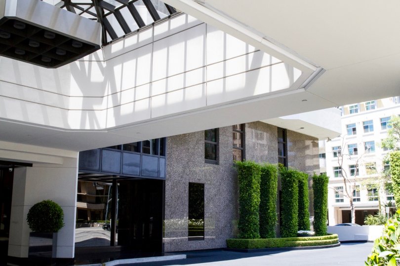 The entryway into the Wilshire Lencrest