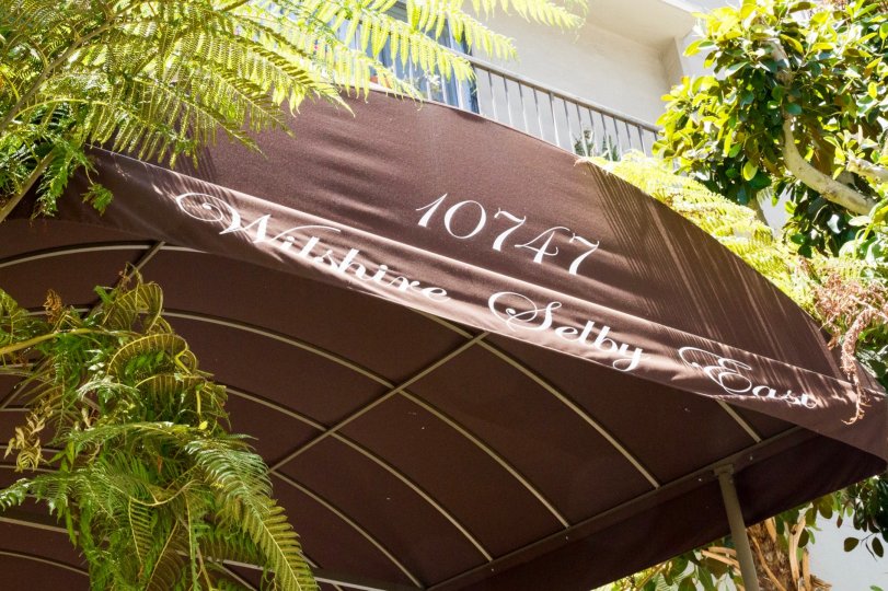 The entrance into the Wilshire Lencrest in Westwood
