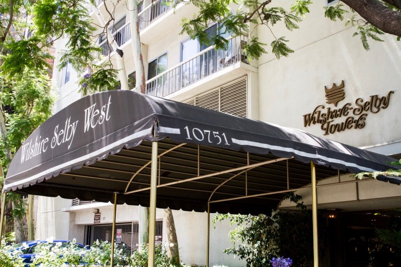 The entrance into the Wilshire Lencrest in Westwood