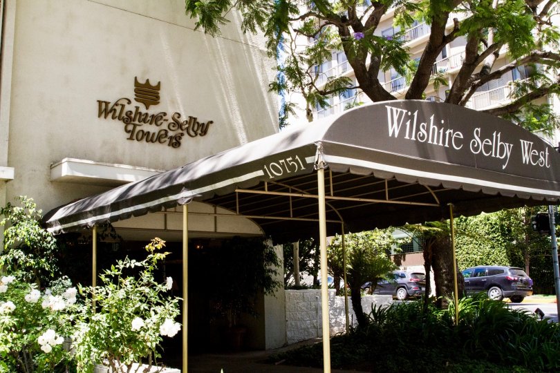 The entryway into the Wilshire Lencrest