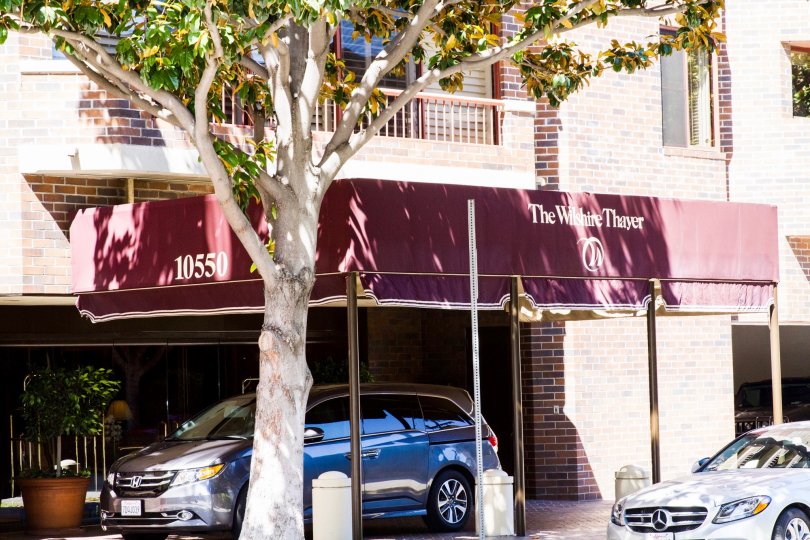 The entrance into the Wilshire Lencrest in Westwood