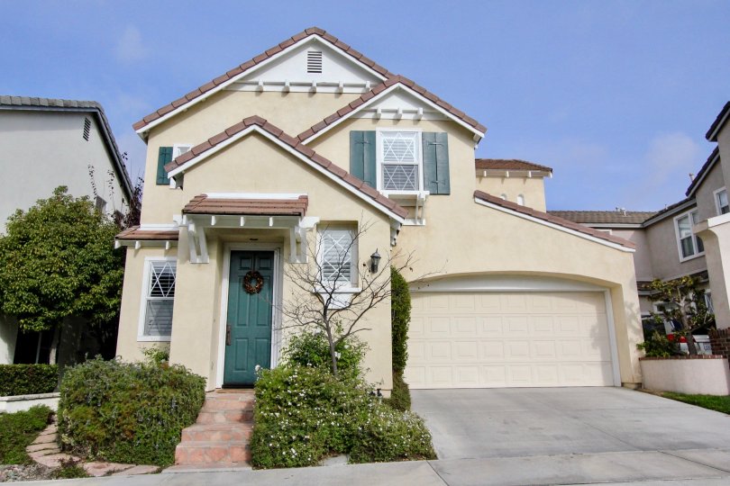 A villa with ample of parking and entrance view with garden in Cantebury of Aliso Viejo
