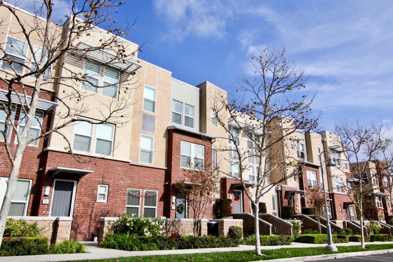 Latitudes South offers magnificent models to select from with three or four bedrooms, big windows, open kitchen and family rooms.