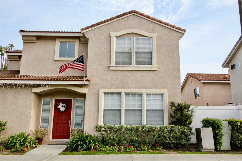 A sweet beautiful house in the San Simeon with some shrubs, flowering plants and trees also.