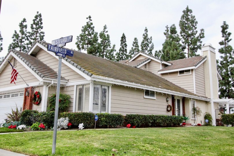 Canyon Terrace Townhomes Building having Beauty Green Garden at Anaheim Hills City