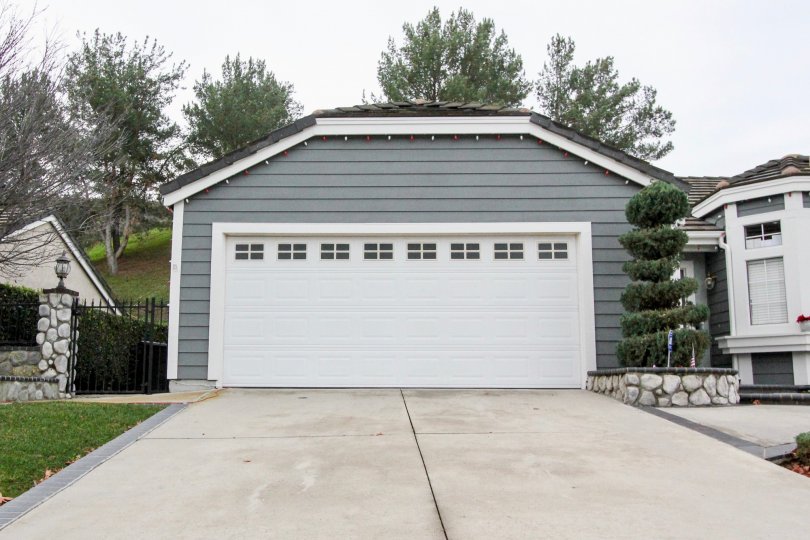 THE SHED WITH LOT OF TREES, LAWN, PLANTS, SIDEBY HOME ARE IN THE CITY OF ANAHEIM HILLS