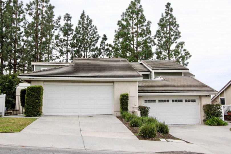 Beautiful villa huse in Anahelm Hills, California with enclosed aprking and trees around