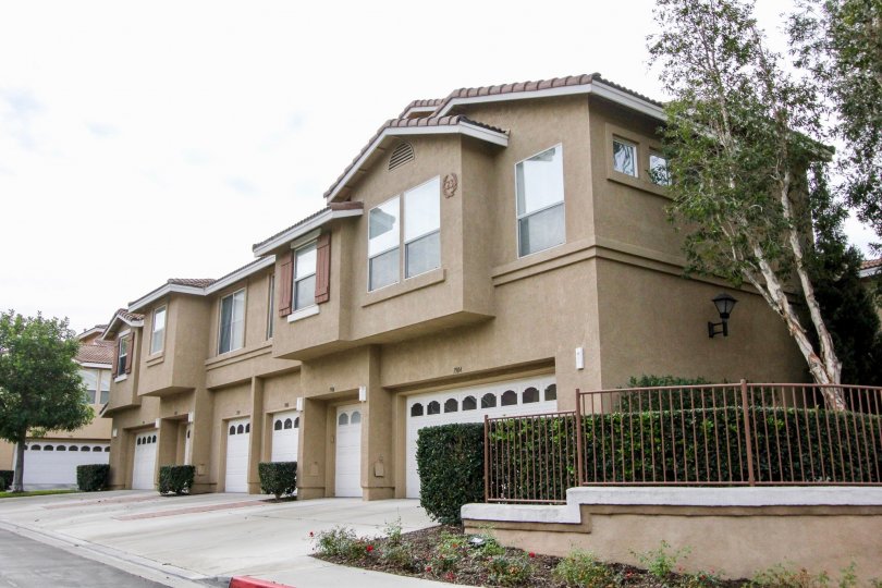 THIS SHOWS THE APARTMENTS PLACED IN THE CITY OF ANAHEIM HILLS THAT VIEWS THE TREES, PLANTS AND THE PATHWAY