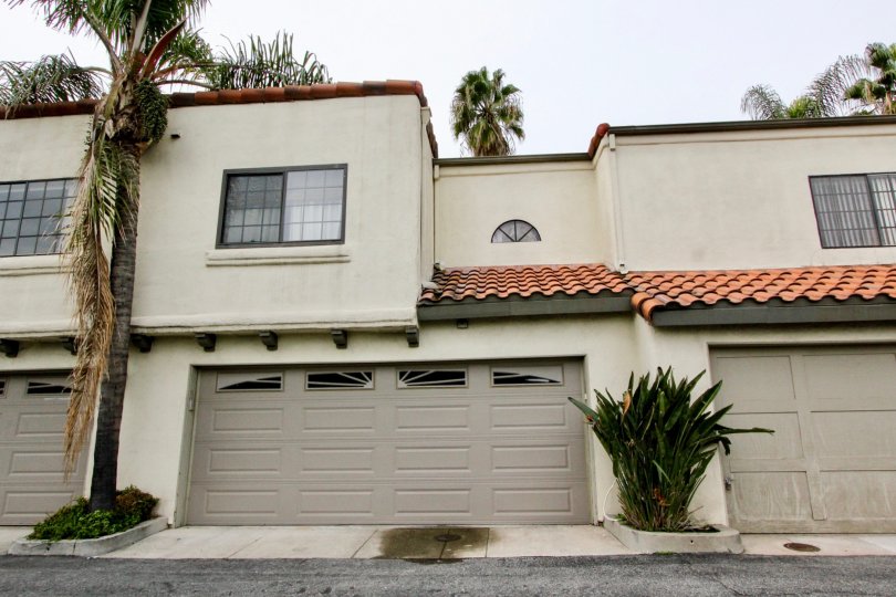 Fabulous view of villa with palm trees and parking in Palm Villas of Buena Park