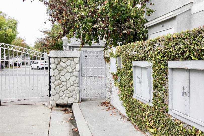 THIS PICTURE SHOWS THE ENTRANCE WAY, PLANTS, TREES, ARE THERE IN BUENA PARK CITY