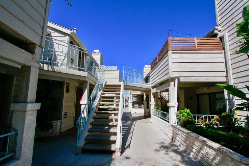 in coral point the apparments is good around the link of houses in costa mesa in california
