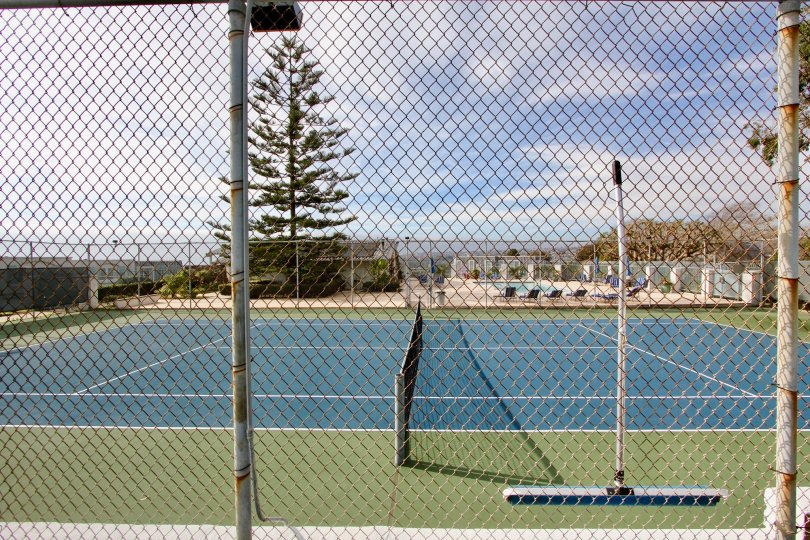 A sunny day in the Dana Bluffs with a blue color tennis court.