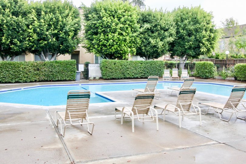 Fountain Park Valley California seems suitable for relaxation times with pool and cool chairs
