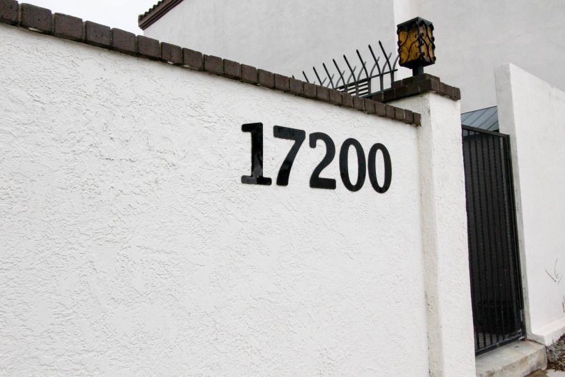 A wall that is listed with number 17200 located at the Los Caballeros community.