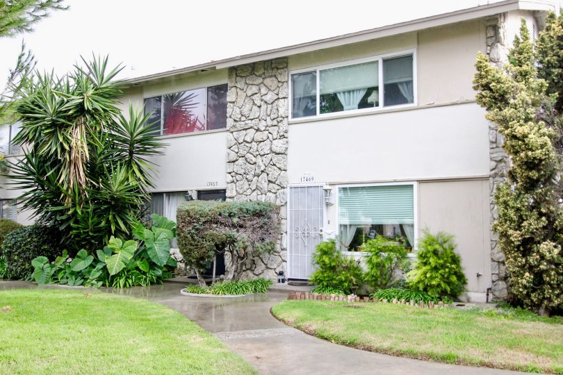 Villa's in Paradise Manor has trees, lawn with cutting bushes and lamps