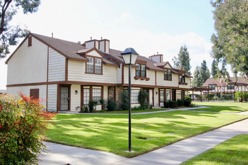 white town homes with brown wood trim in chelsea park estates community in fullerton, california.
