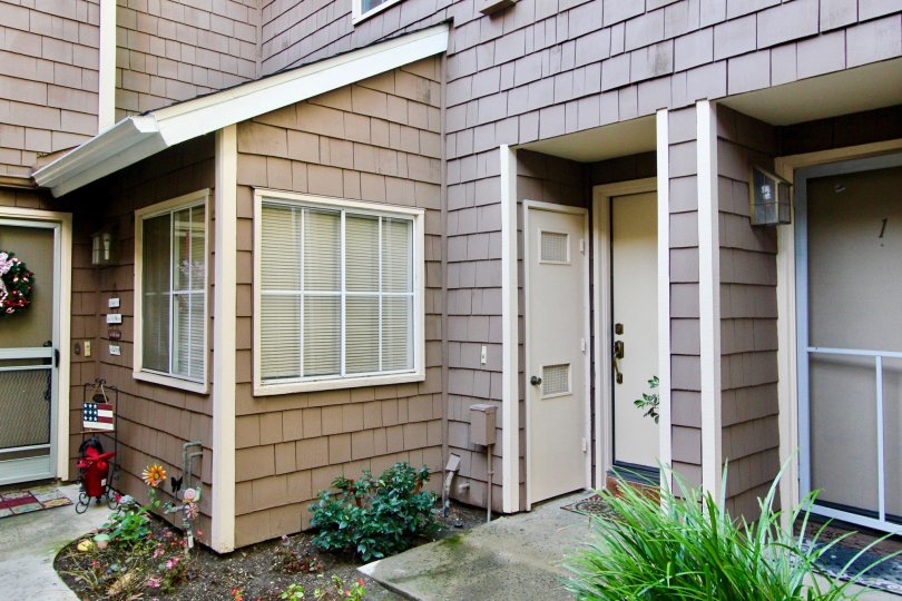 THE FLAT IN THE LAKE GROVE WITH THE FLOWER PLANTS, DOOR