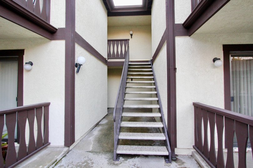THE INSIDE OF THE HOUSE WITH STEPS, LIGHTS WHICH IS LOCATED IN LES JARDINS